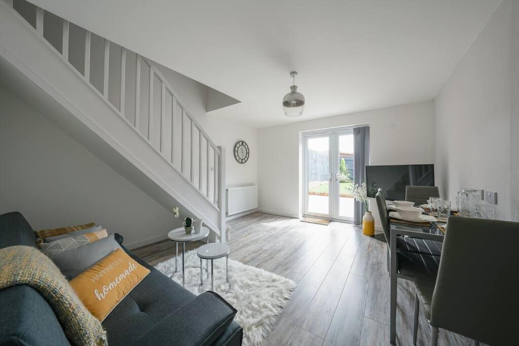 Stylish 2-Bed Contractor Haven: NEC & Airport Proximity Villa Birmingham Exterior photo