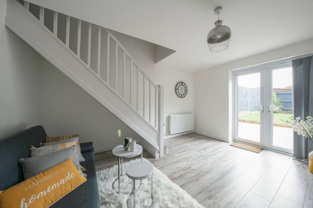 Stylish 2-Bed Contractor Haven: NEC & Airport Proximity Villa Birmingham Exterior photo