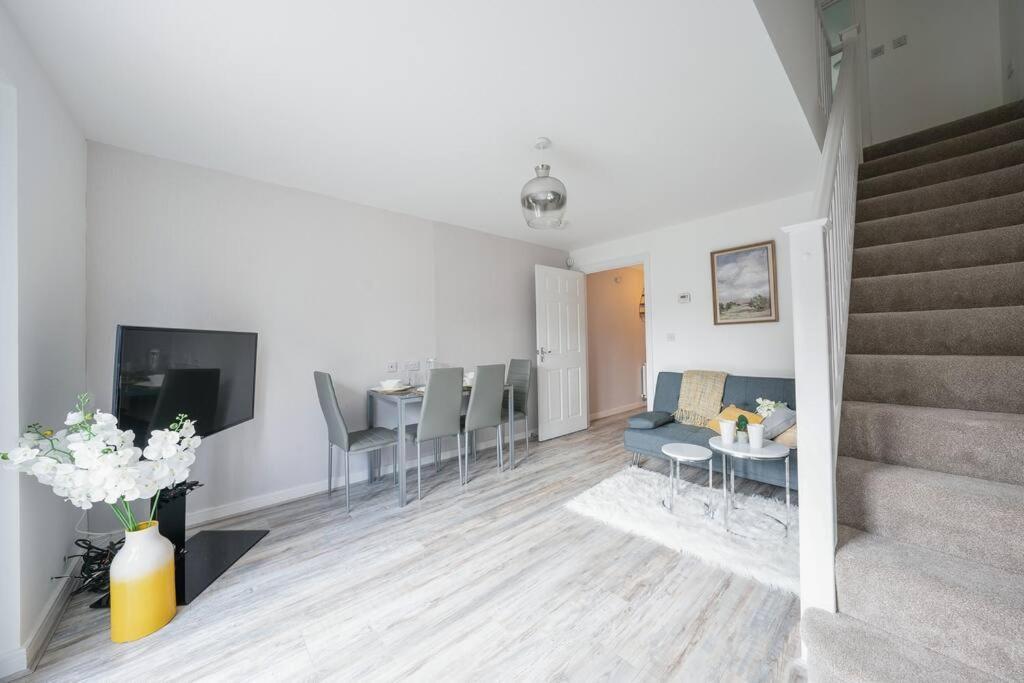 Stylish 2-Bed Contractor Haven: NEC & Airport Proximity Villa Birmingham Exterior photo