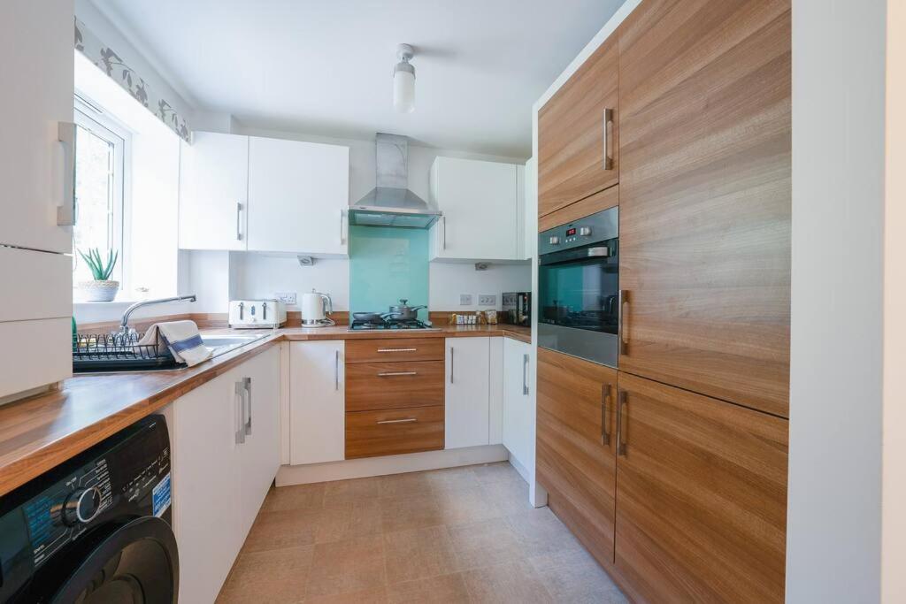 Stylish 2-Bed Contractor Haven: NEC & Airport Proximity Villa Birmingham Exterior photo