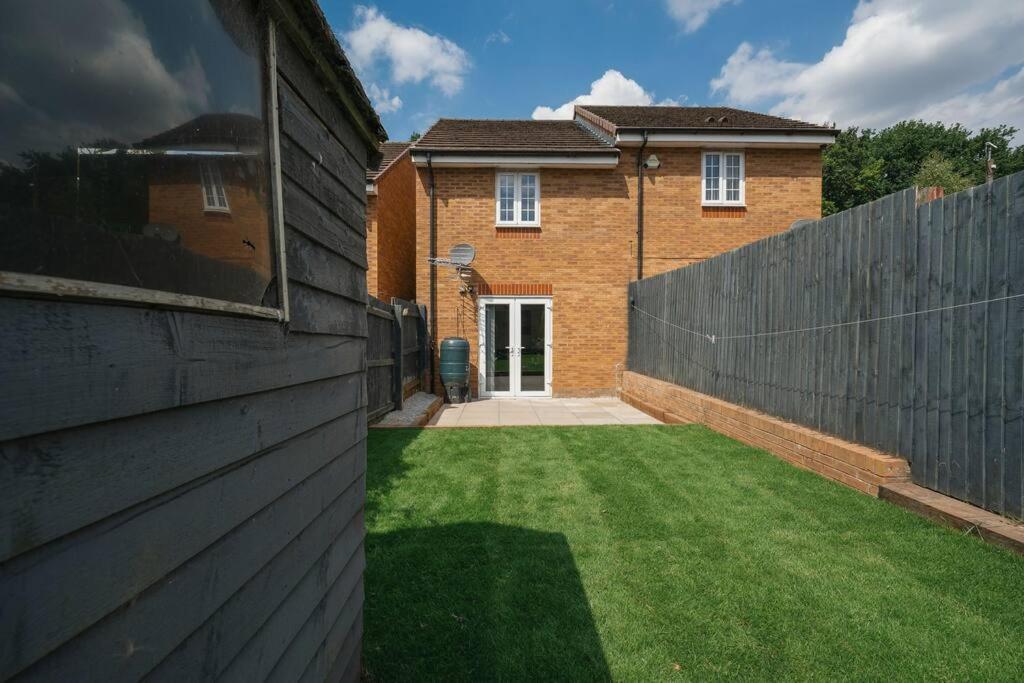 Stylish 2-Bed Contractor Haven: NEC & Airport Proximity Villa Birmingham Exterior photo