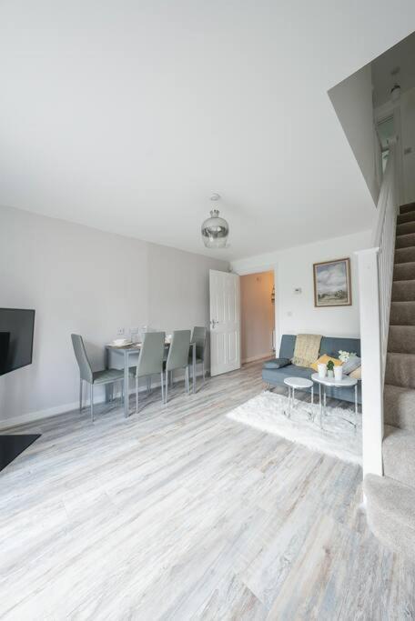 Stylish 2-Bed Contractor Haven: NEC & Airport Proximity Villa Birmingham Exterior photo